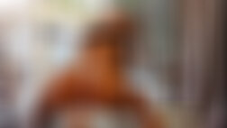Loira peituda chupa e faz sexo anal com cavalo